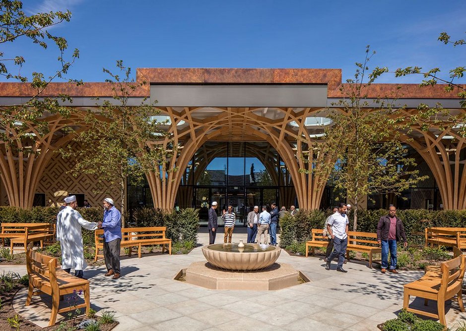 Worshippers pass thorough a sequence of spaces from the street to the prayer hall, starting with an Islamic garden representing paradise, which is open to the public. A central feature of the garden is an octagonal stone water fountain.