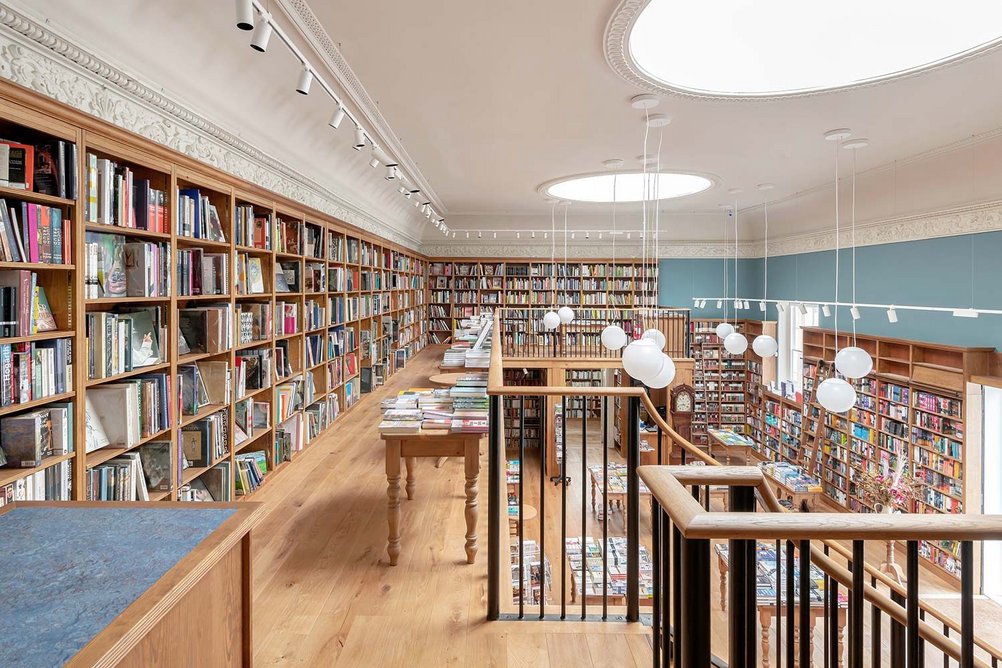 The height of bookshelves is carefully judged with the plastework on the mezzanine. In this light space are design, architecture and gardening books.