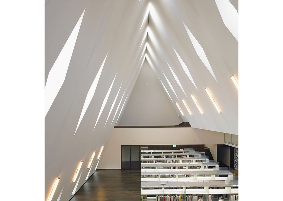 Quite some space – the libary beneath the roof.