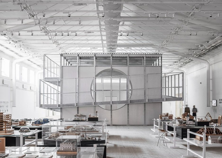 Under the roof of a military exercise hall in Stockholm the gallery sits as a standalone object. The box structure is a bridge from one historic foundation to another.