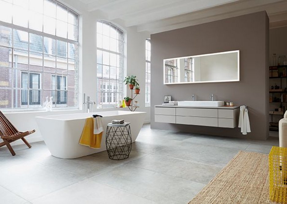 The freestanding DuraSquare bathtub and washbasin sits perfectly with furniture from the L-Cube series