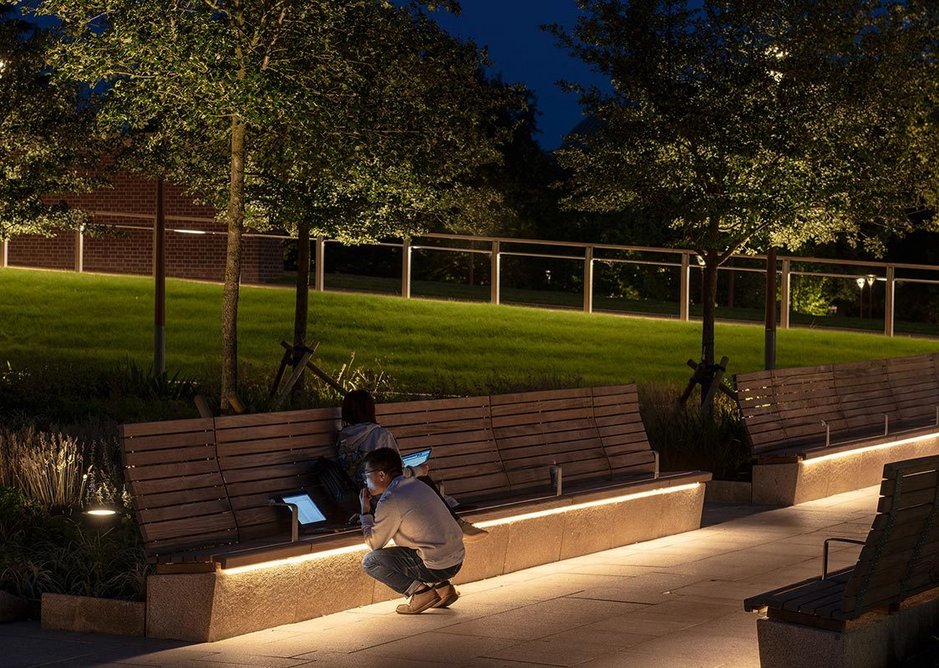 Even permanent seating is part of the lighting strategy. External USB sockets are charged by paving ‘collectors’.