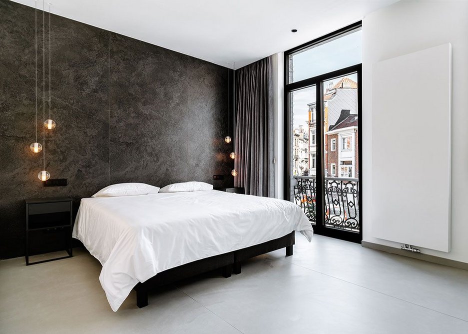 Bedroom walls clad in irredescent Neolith Krater Riverwashed and Arctic White Silk; floor, Phedra Silk.