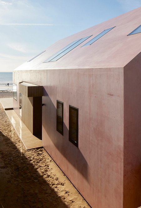 Flush windows, single surface walls and roof help keep the sand out.