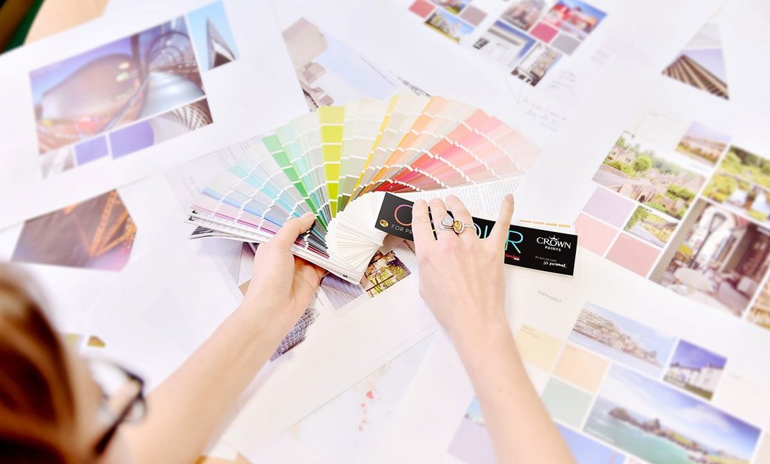 The Crown Paints Fandeck is a colour reference guide for professionals that contains over 1,400 colours split into colour families.