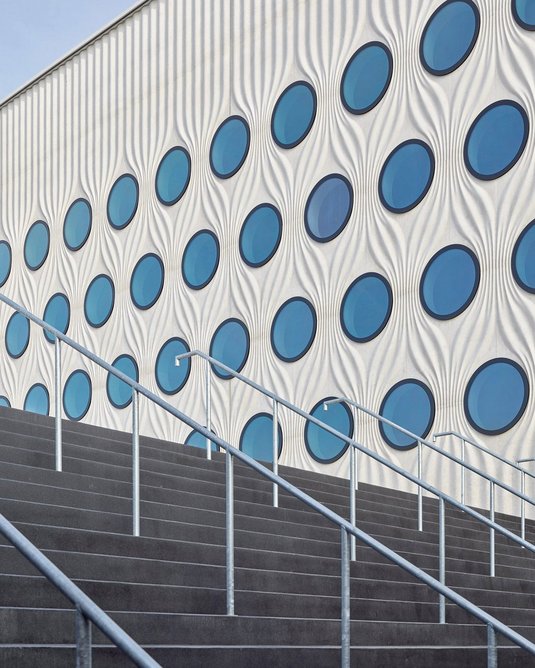 Ascending the staircase from ground level to the 3000m² south terrace allows fans to gather, disperse and even linger to views of the distant mountains.