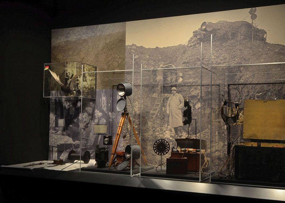 Display showing the types of communications used during the conflict, including pigeon post, wired lines and signal lamps.