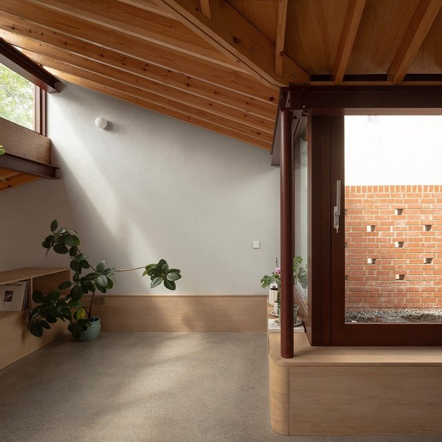 Ambacht's living, dining and working space maximises light and provides views onto trees and sky