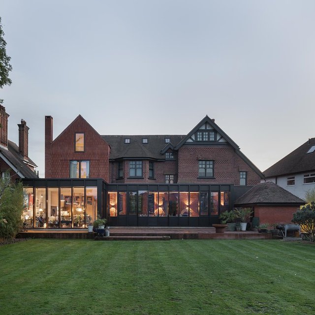 The Avenue combines a contextually sensitive side extension and a glazed rear extension