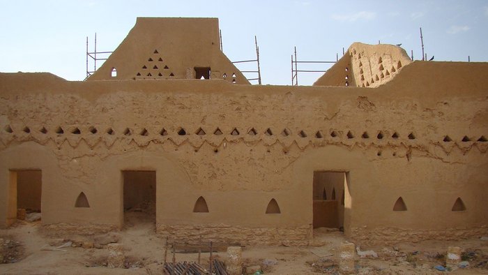 Restoration of the mud houses and palaces in Derayia.