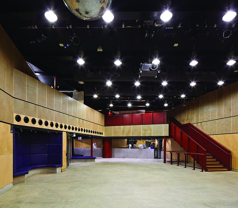 In the basement, the plan opens up into a large events space, thanks to a transfer structure.