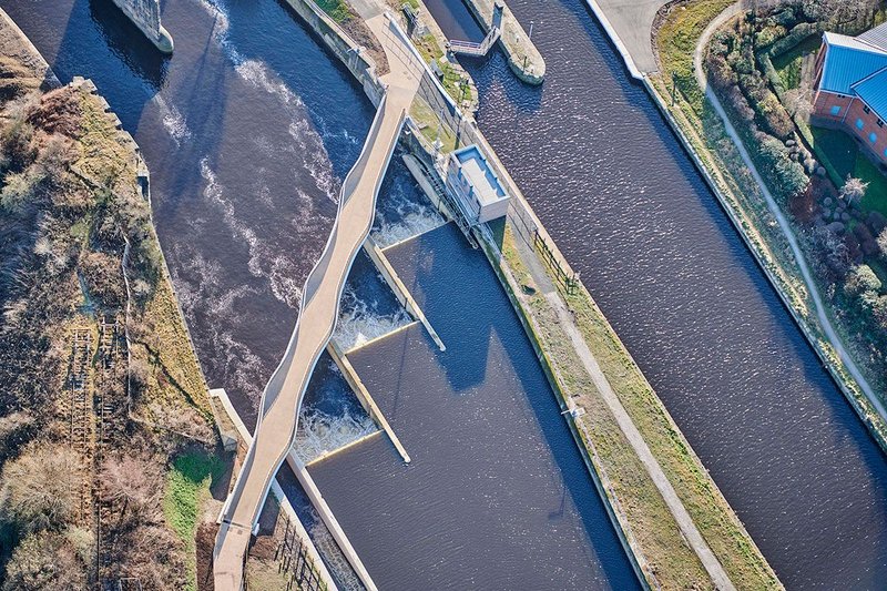 Aerial view shows the relationship of the bridge to the echelon of weirs and the lock island.