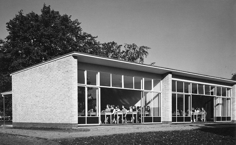 Village College, Impington, view of the end of the classroom wing, 1939, by Maxwell Fry and Walter Gropius.