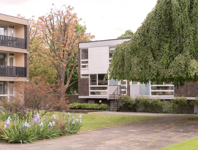 South Row by Eric Lyons for Span, 1963, grade II listed. A formal quadrant layout with a mix of flats and houses on a bomb-damaged site overlooking the Heath. Image © Pierce Scourfield