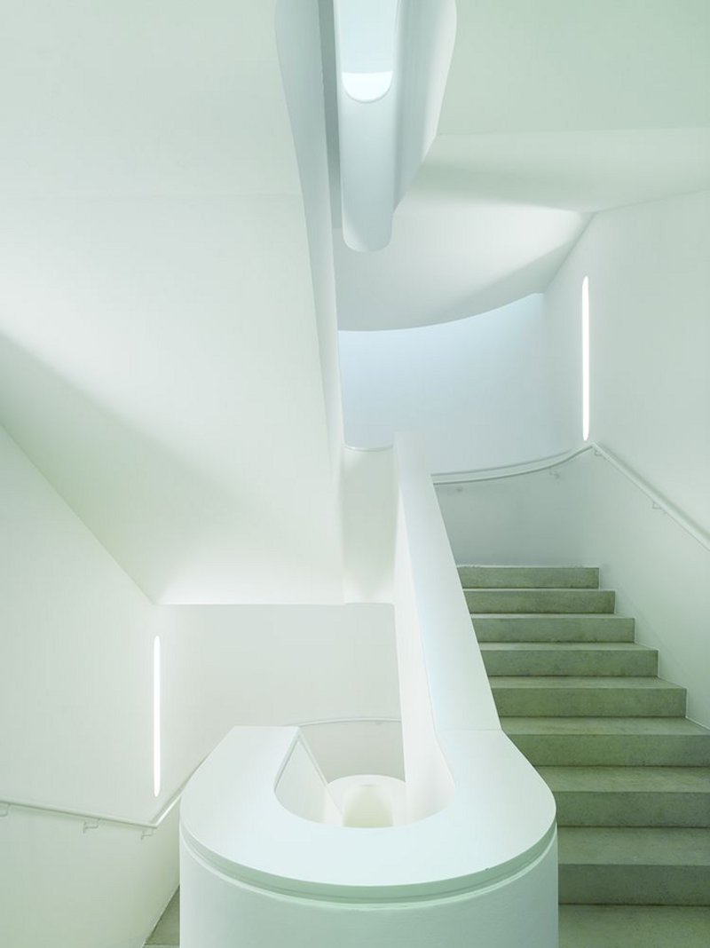 The modernist staircase is simple but well-detailed, hidden light sources giving it added lightness.