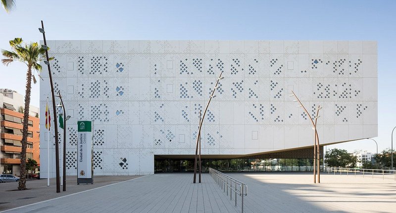 Cordoba’s monolithic Palace of Justice looking south from the new public square to the north elevation, the huge cantilever of its auditorium also denoting the main entrance.