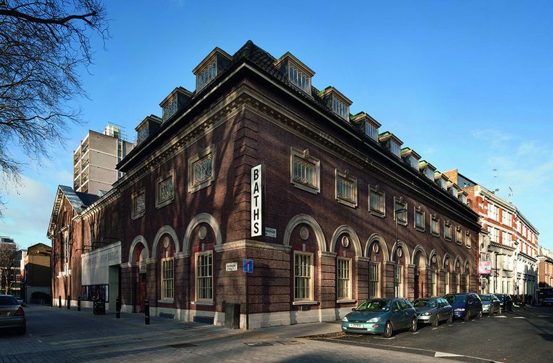 A noble building for a humble function: Alfred Cross’s original bath house (foreground) and Kenneth Cross’s pedimented pool addition, both now reinvented by Ronalds.