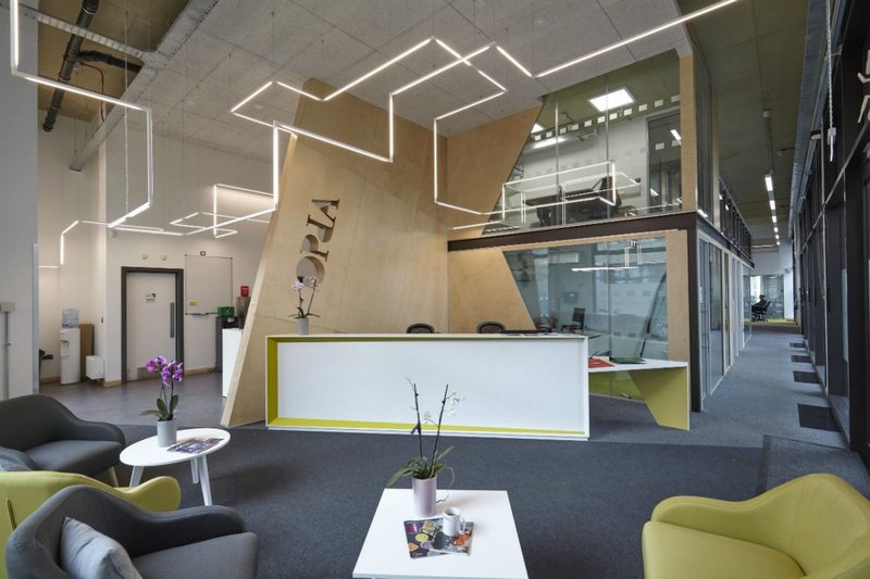 University of Cambridge open plan reception area with a Knauf AMF Heradesign ceiling raft.