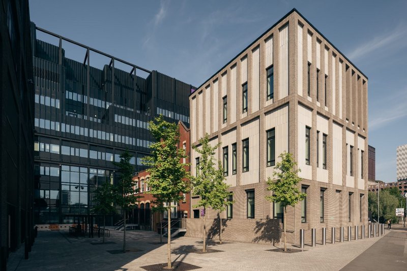 The facade of the new extension to Oddfellows Hall features Vandersanden’s Berit waterstruck facing bricks (seen in the foreground). The University of Manchester engineering and material sciences centre incorporates the refurbished, grade II listed Oddfellows Hall, the MEC Hall and buildings on Upper Brook Street and York Street, which feature Vandersanden’s Herning waterstruck bricks.