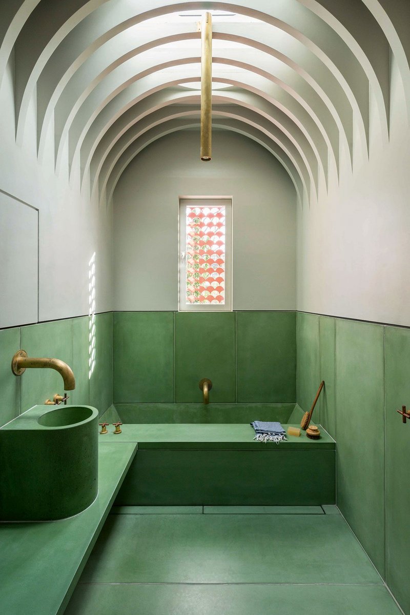 The hammam effect is reinforced through the creation of a vaulted ceiling of painted MDF.