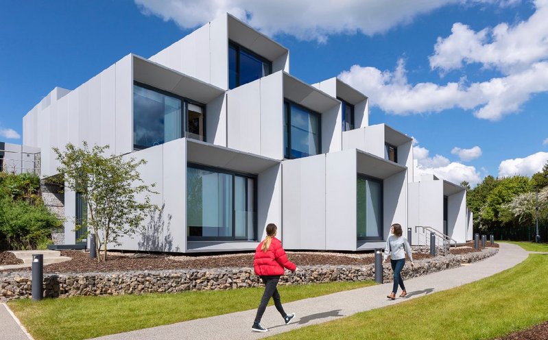 Student accommodation at the Dyson Institute for Engineering and Technology, Malmesbury, Wiltshire.  Wilkinson Eyre. The residential pods are finished with Bailey’s anodised aluminium rainscreen panels.