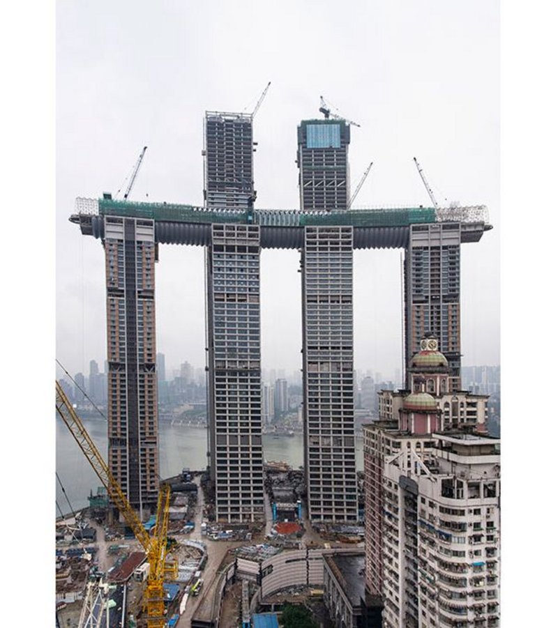 The risk of earthquakes and high winds dictated a unique structural solution for the 300-meter-long skybridge.