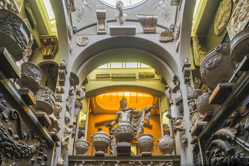 View towards the Apollo recess and dome area from the Sepulchral Chamber.