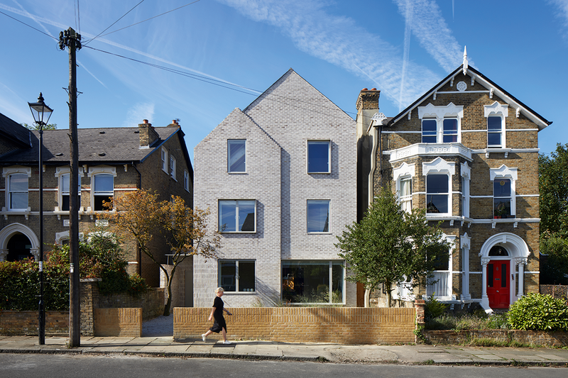 Extended up and out, the new ‘outer’ house has a roofline that mediates between the different scales of the two adjacent buildings.