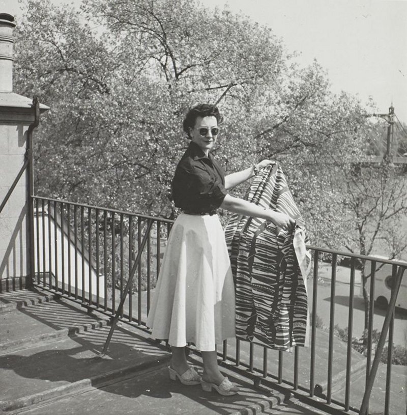 Lucienne Day with Foreshore (1952) on the roof of her house at Cheyne Walk, 1950s. Copyright the Robin & Lucienne Day Foundation.