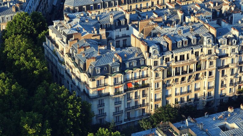 Haussmannian-style zinc batten cap roofs in Paris. Techniques and systems used for residential buildings clad in zinc today have expanded.