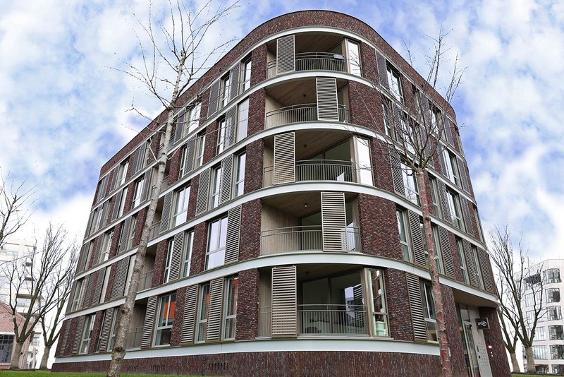 Like structural outdoor blinds: Renson Loggia aluminium sliding panels at 2Peer apartments in Amsterdam by LEVS architects.