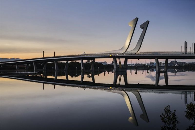 The Lower Hatea Bridge in New Zealand moves by counterweight and hydraulic rams.