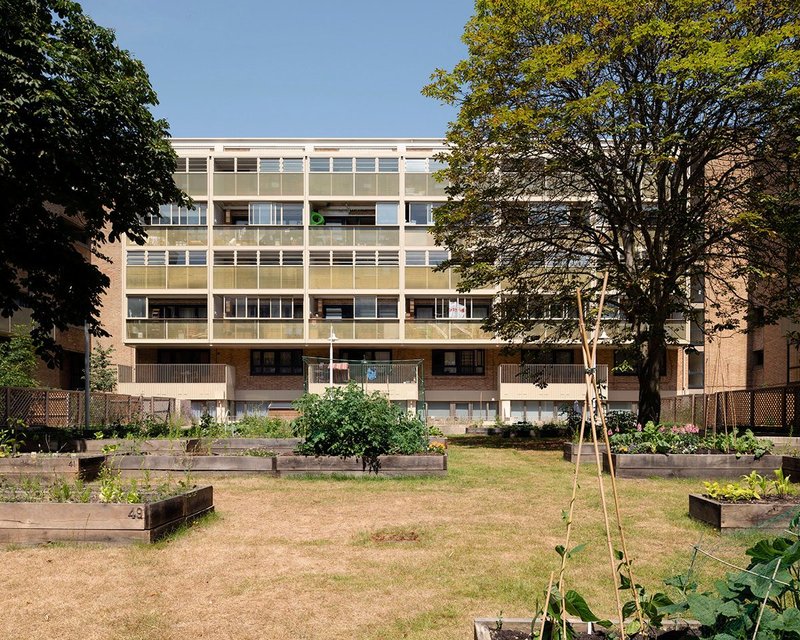 At King’s Crescent Karakusevic Carson Architects retained 1960s council homes which were upgraded with winter balconies and re-worked entrance sequences.