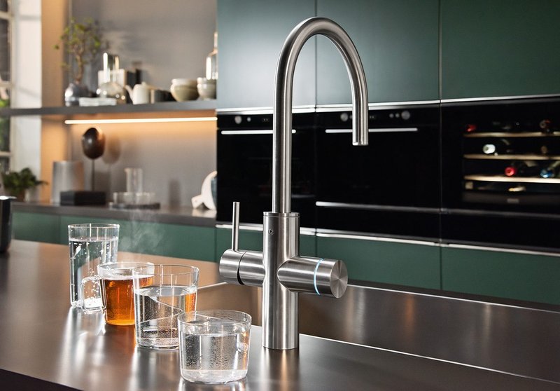 Tailor and instantly access your preferred choice of water. Franke’s premium Mythos Water Hub 6-in-1 tap in solid stainless steel.