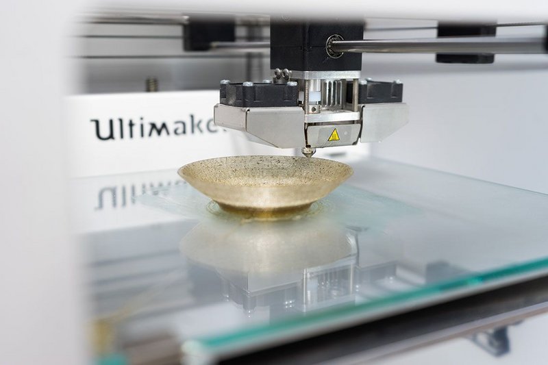 3D printing algae into vase form – Studio Klarenbeek & Dros at the Luma Foundation.