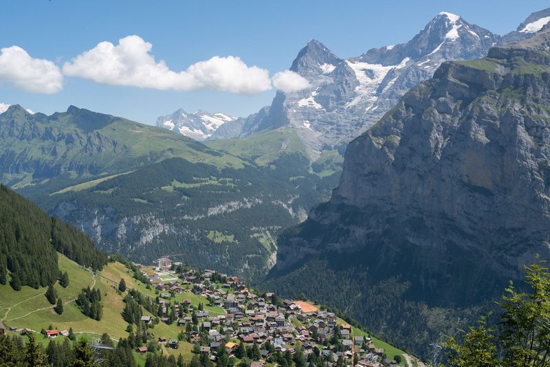 View towards Mürren and the Lauterbrunnen valley (800m below Mürren).