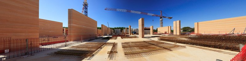 The coloured rammed concrete of the walls primary structural columns help link the main spaces within the museum.