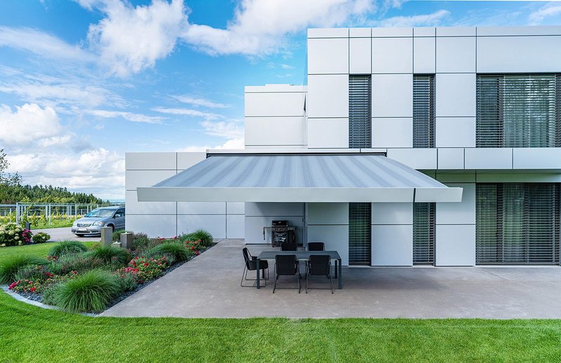 A Markilux 3300 cassette awning at the property in Geinberg, Austria.