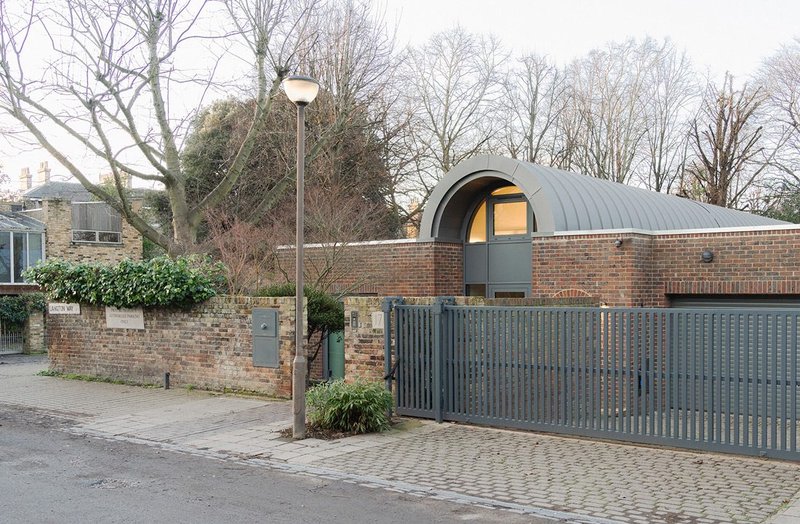 Francisco Sutherland Architects’ new zinc-clad vaulted linkway upgrades a single-storey home in Blackheath.