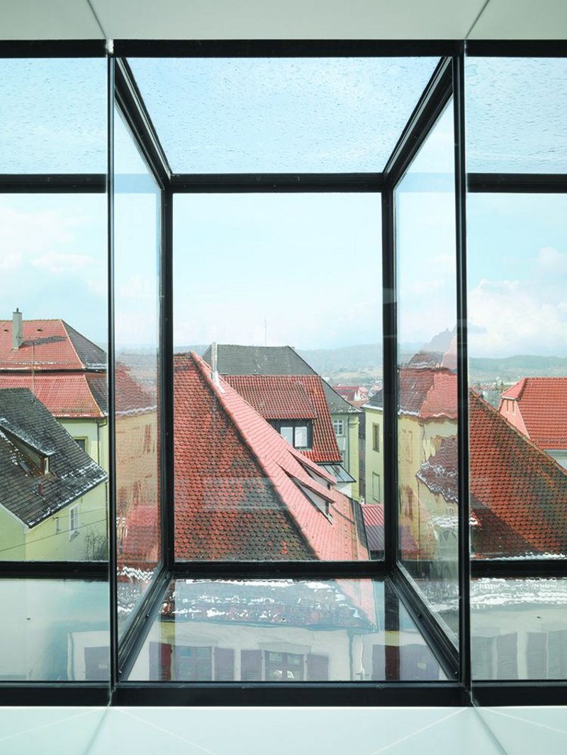 Conference rooms are characterised by the ‘box’ windows visible on the south east hall elevation. With mirrored reveals, strange optical effects are created – users call the rooms ‘the hall of mirrors’.