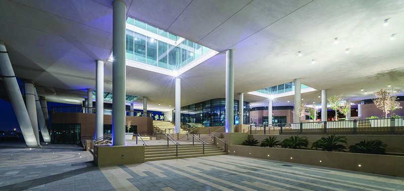 The ramped area below the Siemens HQ not only connects ground with podium with seating and cafés, it provides a comfortable shaded public plaza of itself.