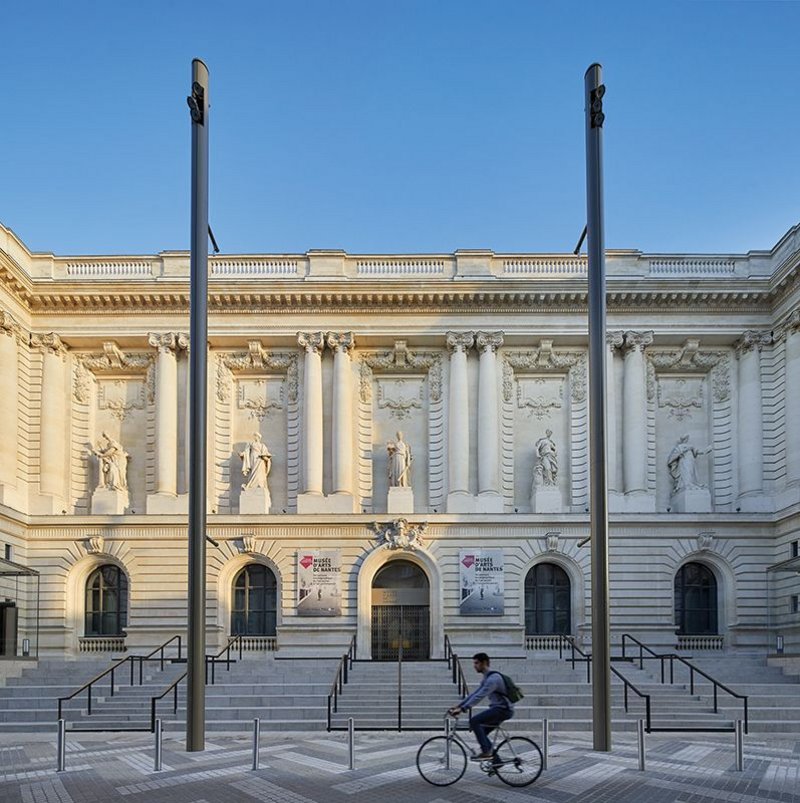 Stanton Williams has transformed the main entrance of the Nantes Musée des Beaux-Arts with new steps, seating and two glass pavilions, one for a lift, the other for displaying artwork.