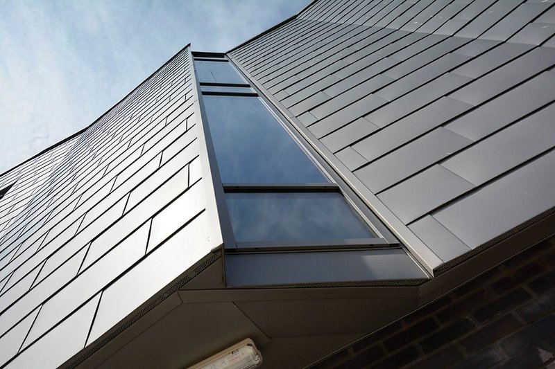 Non-centred shingle set-out creates a less zig-zag facade effect.