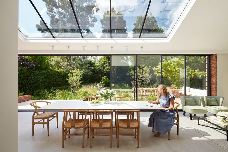A bespoke Stella rooflight and sliding doors below create expansive skyscapes and vistas.