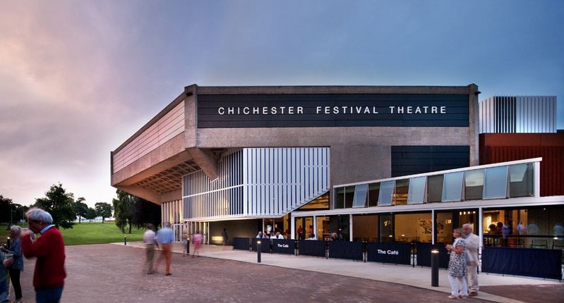 The theatre approach returns to its original appearance, plus the appearance of low-key ‘ears’ of café and bar wings.