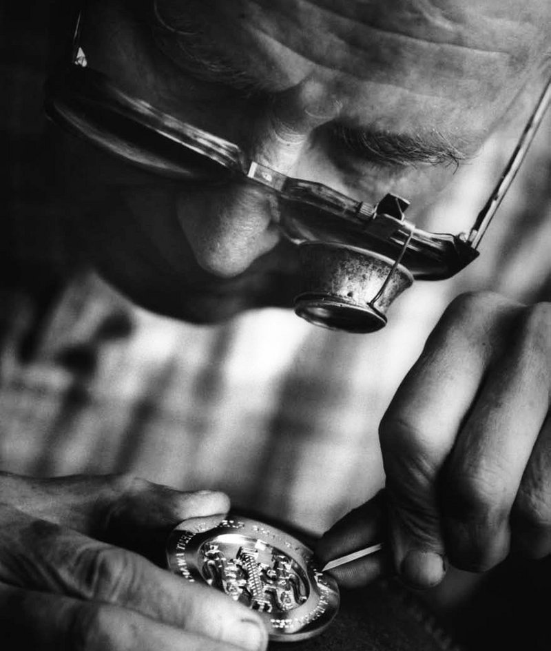 Hand-engraving the RIBA Silver Medal.