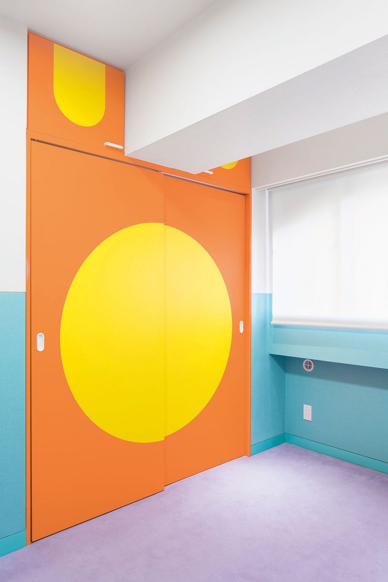 The Japanese ‘Hinomaru’ flag inspired the brightly coloured sliding screens between rooms.