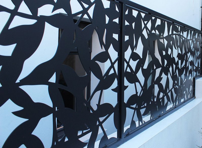 The organic leaf pattern of the privacy screen was designed by the clients then laser cut from a 3mm stainless steel sheet