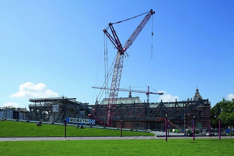 The 65m span of the huge steel bridge structure sits on only four columns.