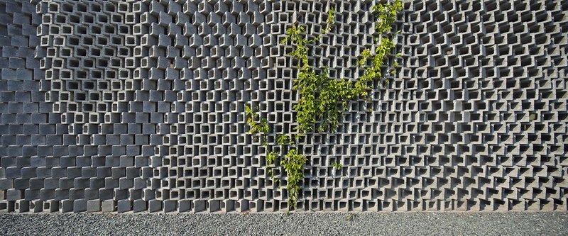 Silk Wall, Archi-Union offices, Shanghai (2010). Construction workers were given simple, analogue templates to lay the blocks.